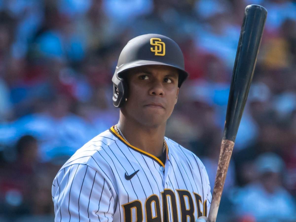 San Diego Padres outfielder Juan Soto struggles with a catch in the first Spring training match against Mariners