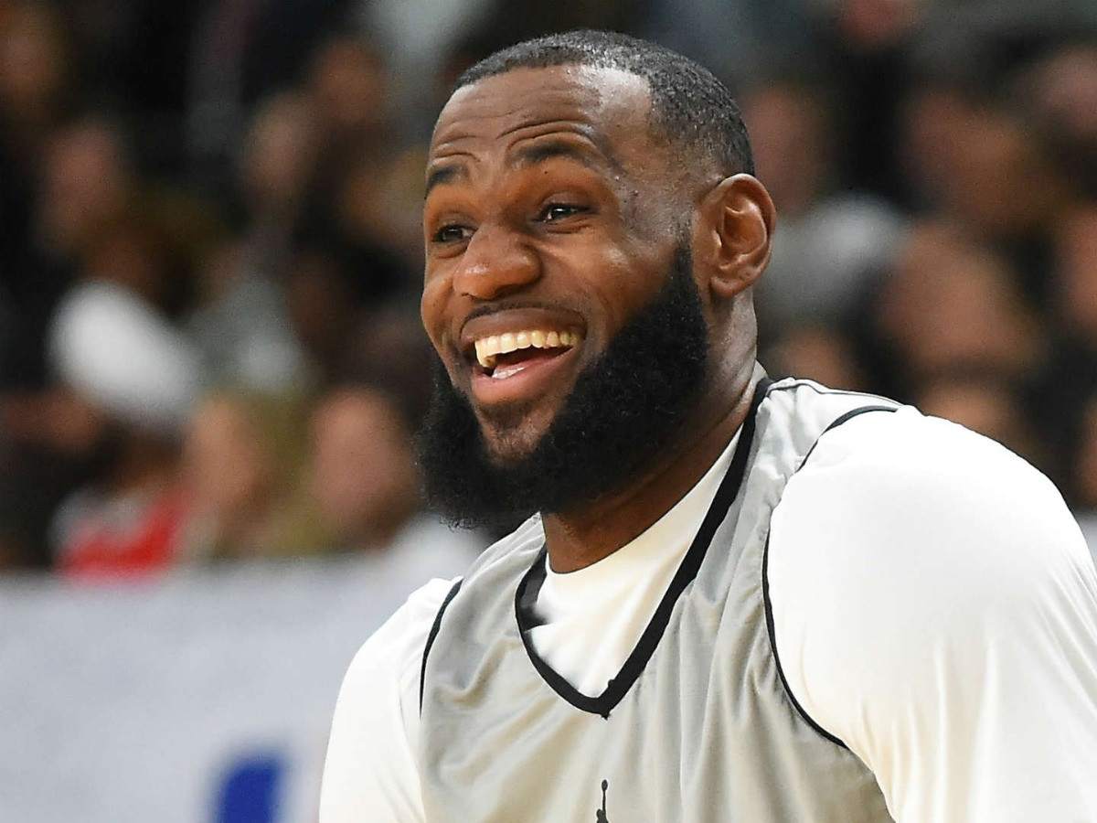 “Sharing LeCakes with the fans” Fans in STITCHES  as LeBron James hilariously puts his A** in a courtside fan’s face