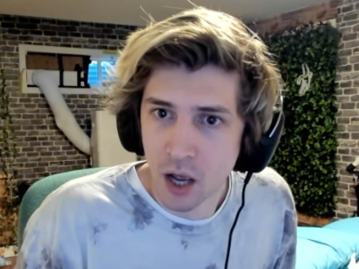 xQc risks Twitch ban after accidentally opening a nude picture on livestream