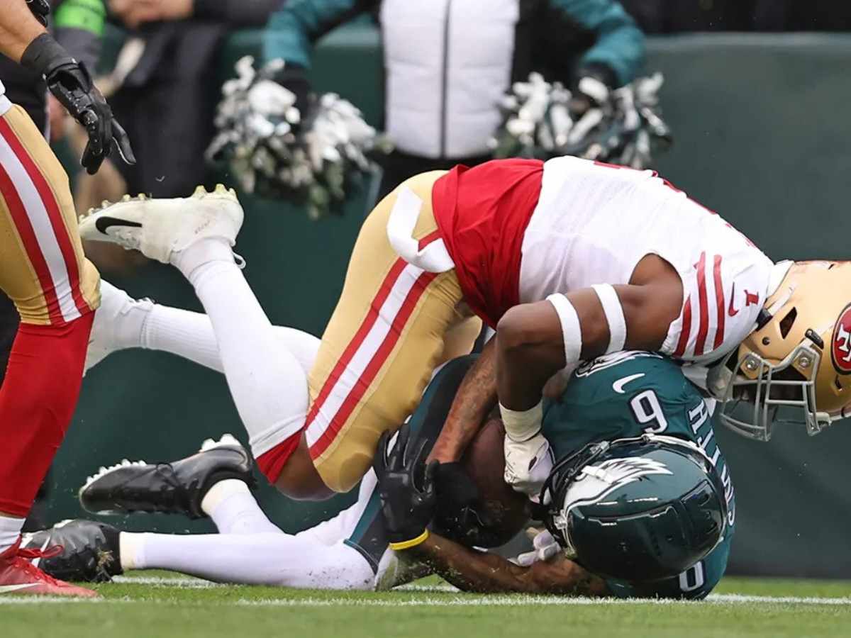 “Refs love the Chiefs” – Social media in JEOPARDY as DeVonta Smith gets denied a controversial catch completion which cost the Eagles the Super Bowl