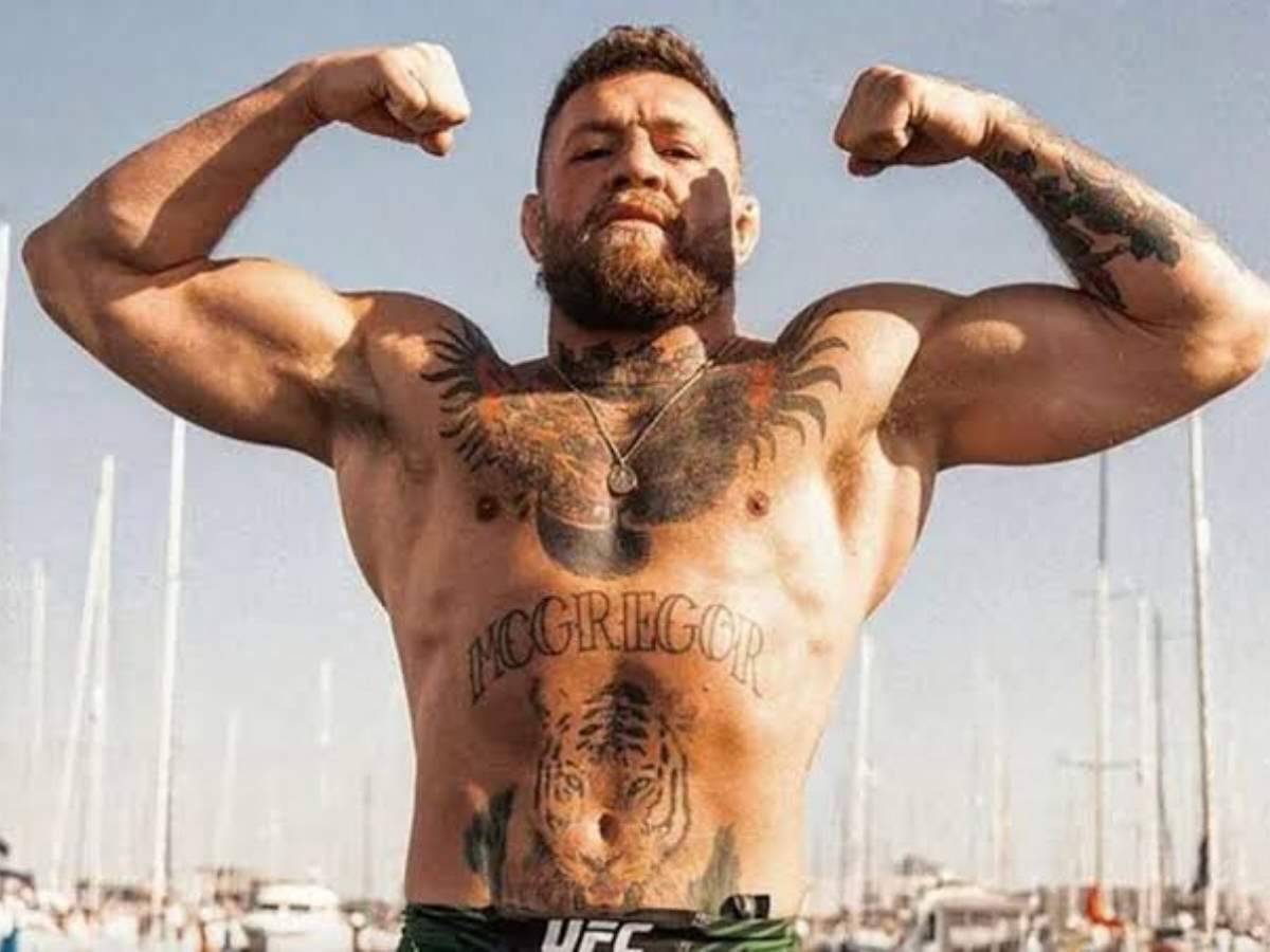 “Walks like Dana White is his assistant” – Fans go berserk as Conor McGregor touches down at Vegas to kick start much-anticipated TUF season