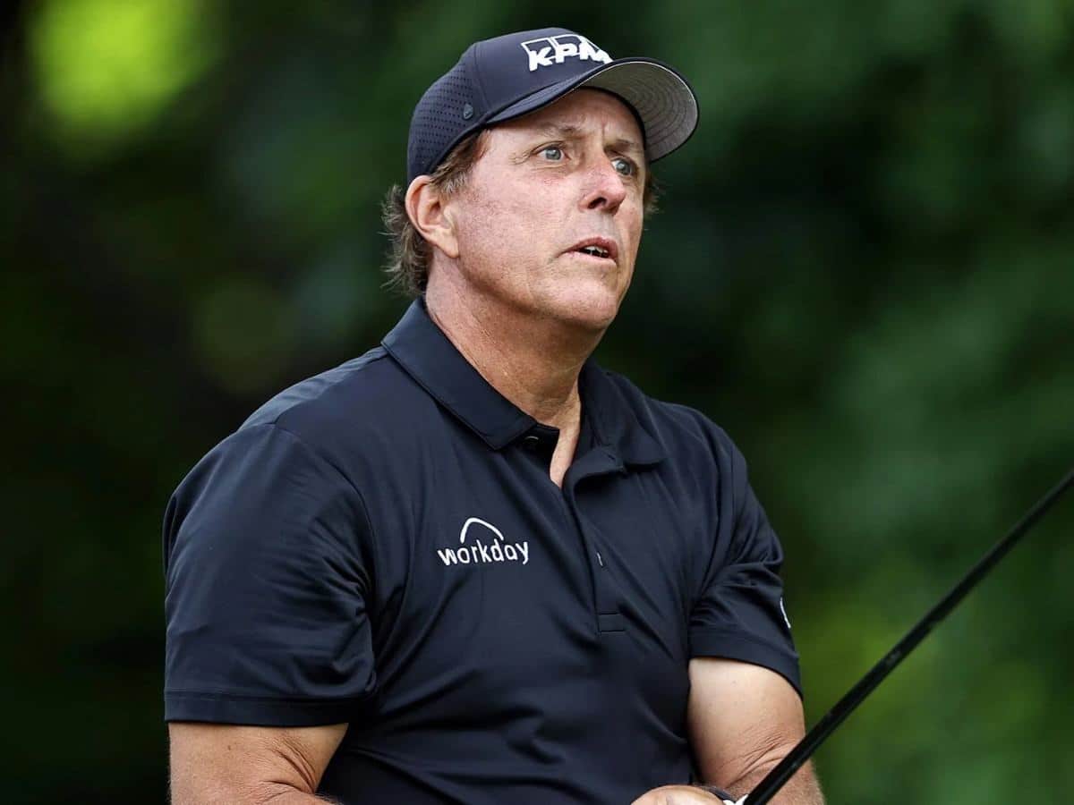 Phil Mickelson’s dramatic standoff with PGA official sets social media abuzz