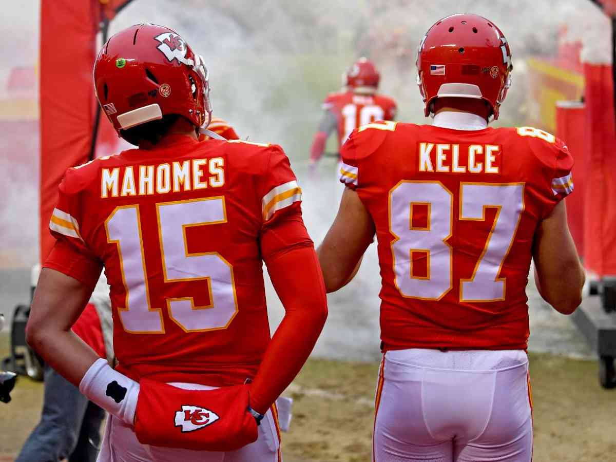 WATCH: Chiefs TE Travis Kelce hilariously impersonates his QB Patrick Mahomes during his ‘Saturday Night Live’ appearance