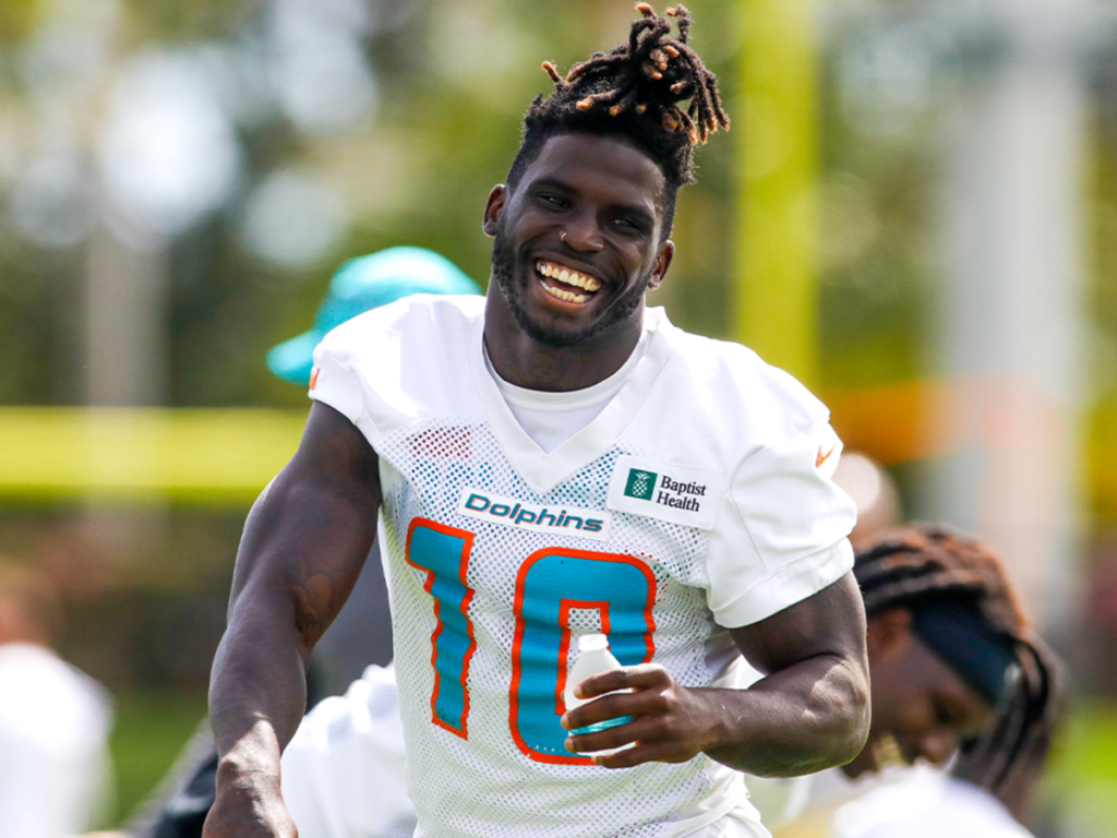 WATCH: Dolphins WR Tyreek Hill has a 'savage' reaction to the referee ...