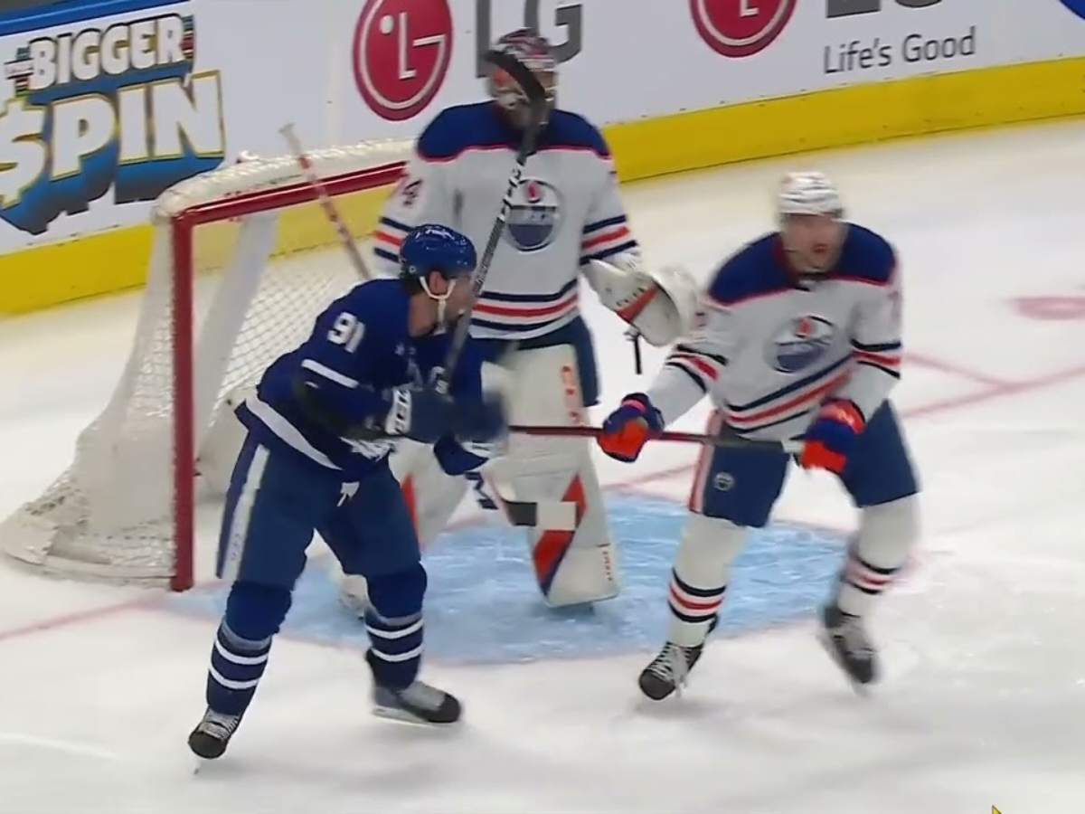 <strong>WATCH: John Tavares fined $5K for slashing Vincent Desharnais in Leafs 7-4 win against Oilers, NHL Twitter reacts</strong>