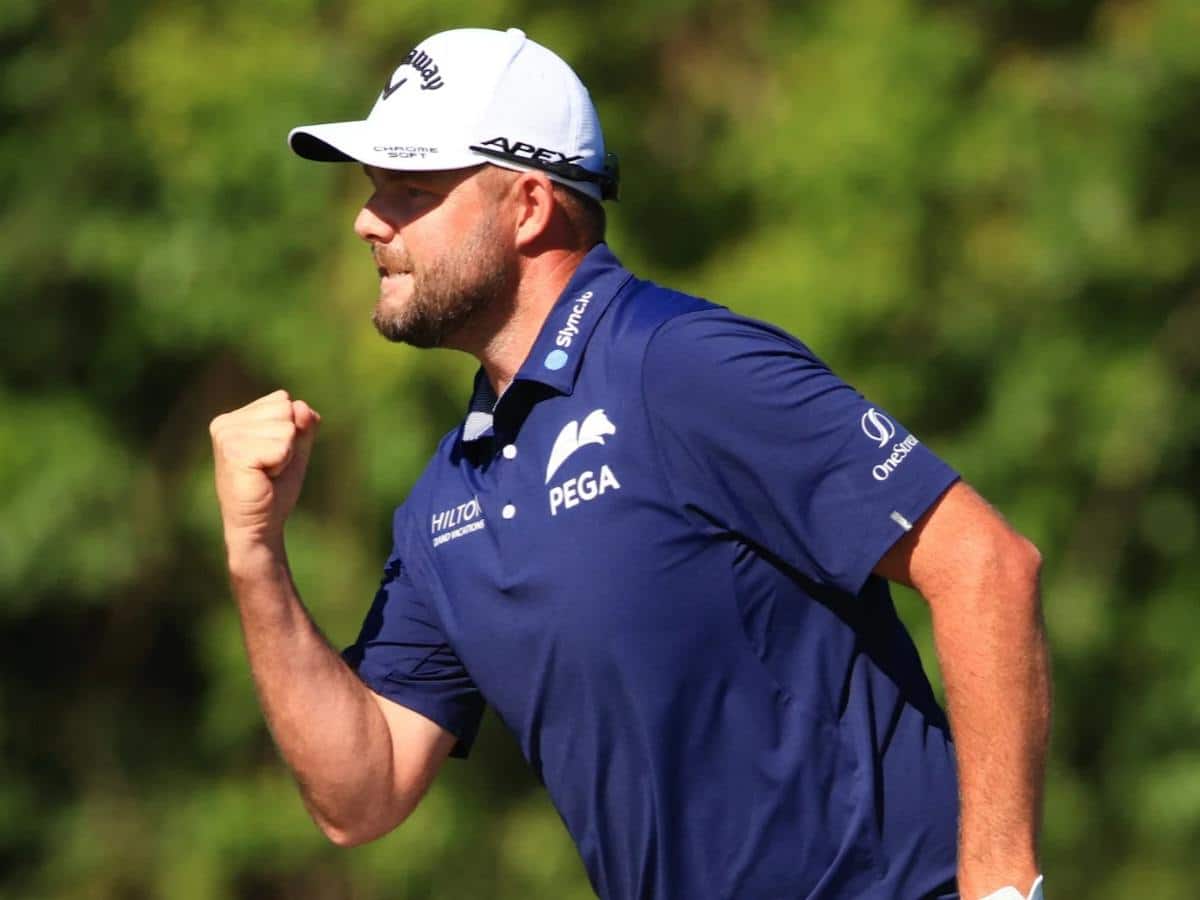 WATCH – Marc Leishman takes lead with hot putter at LIV Golf League