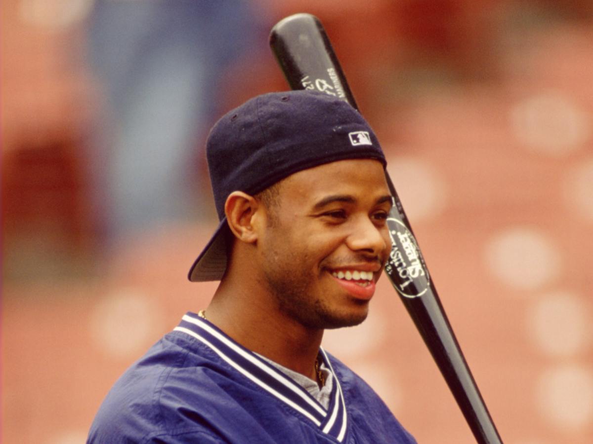 Baseball legend Ken Griffey Jr. wows team USA players during world baseball classic batting practice