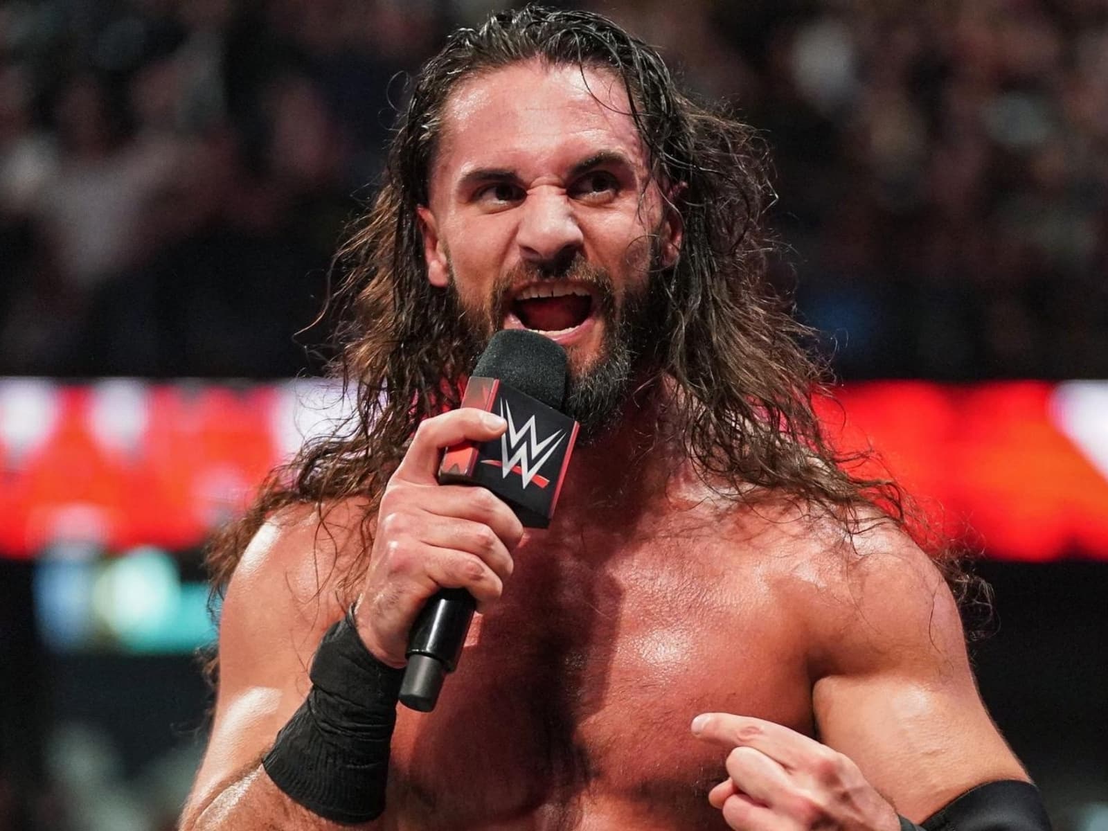 Seth Rollins hits back at a fan for calling him a “fake a** champion” at WWE Live Event 