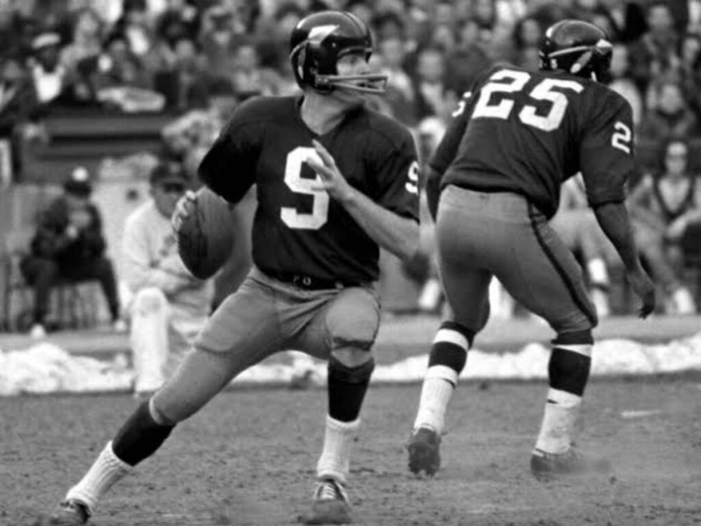 Snap from the 1966 Redskins vs Giants game (Image via Diamond Images)