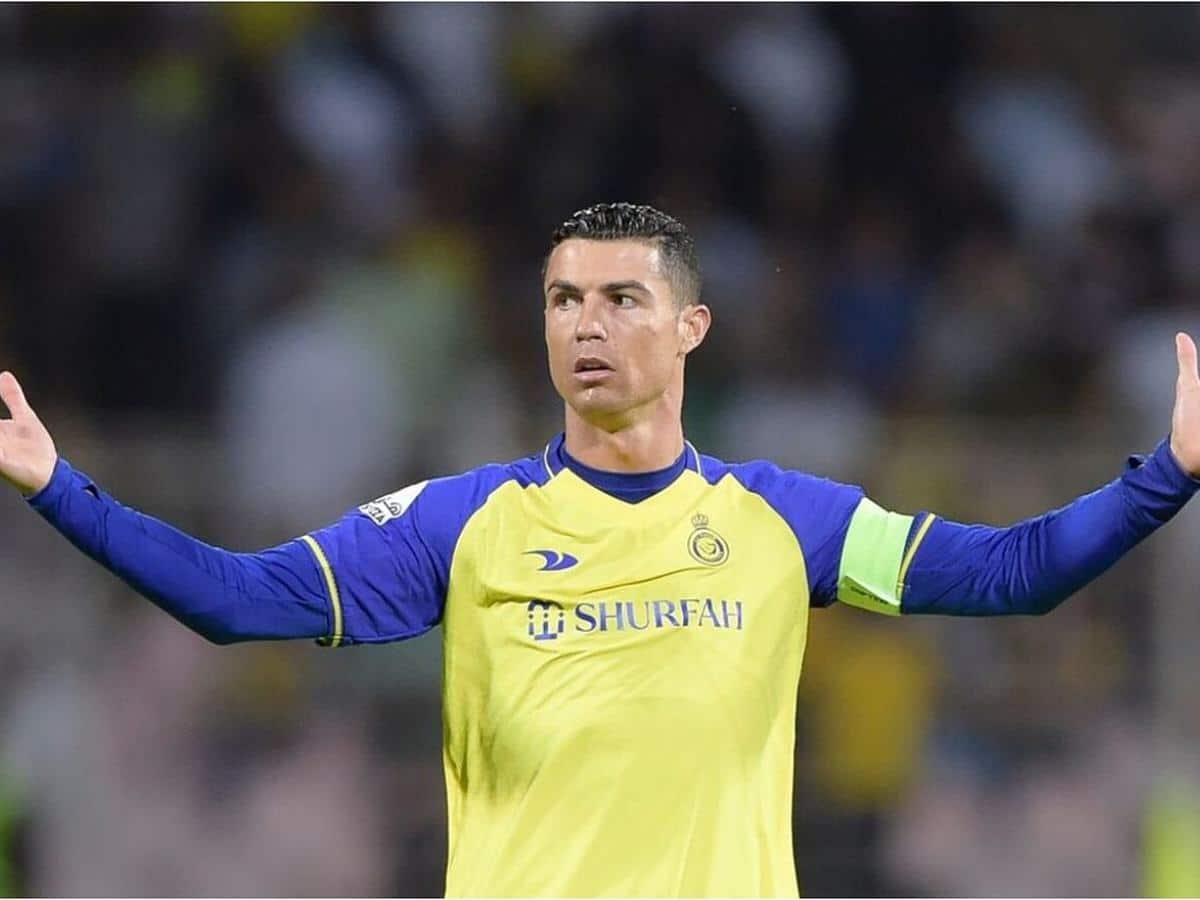 WATCH: “What GOAT is this; He needs to chill”- Fans slam Cristiano Ronaldo after he kicks off ball miles away into air and fumes at match referee