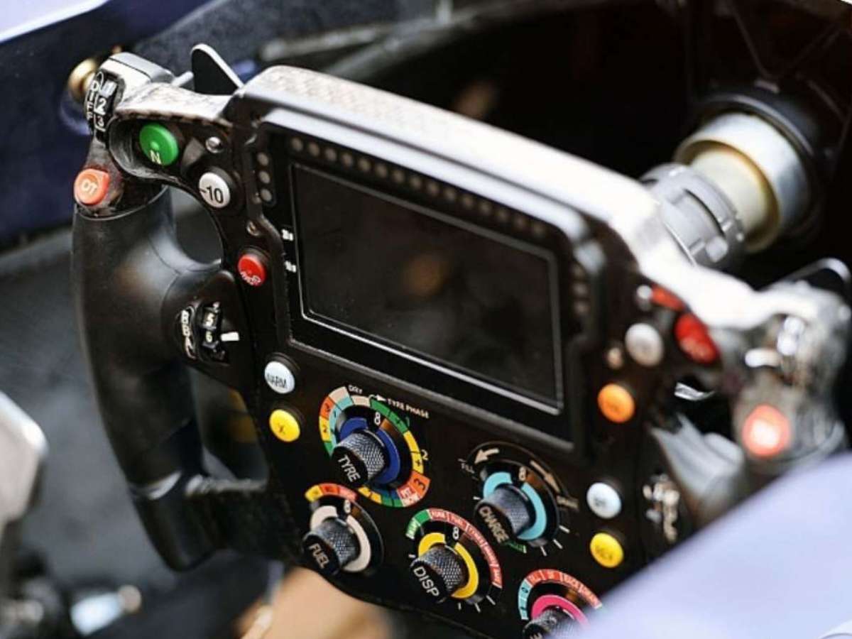 How does an F1 steering wheel work?