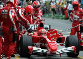 F1 cars in pits for refuelling