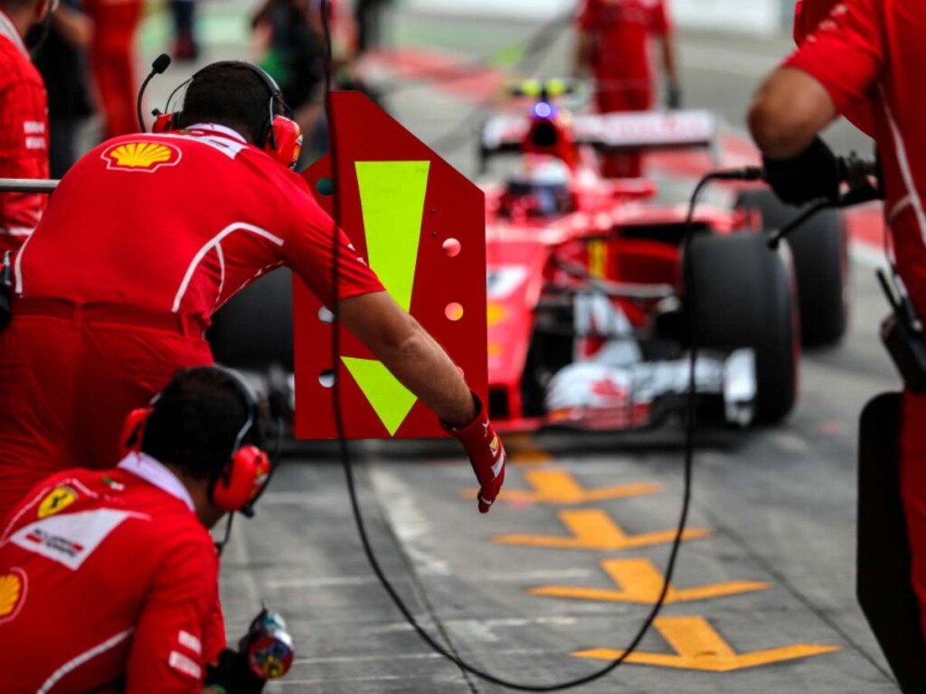 Ferrari crew waiting for pitstop