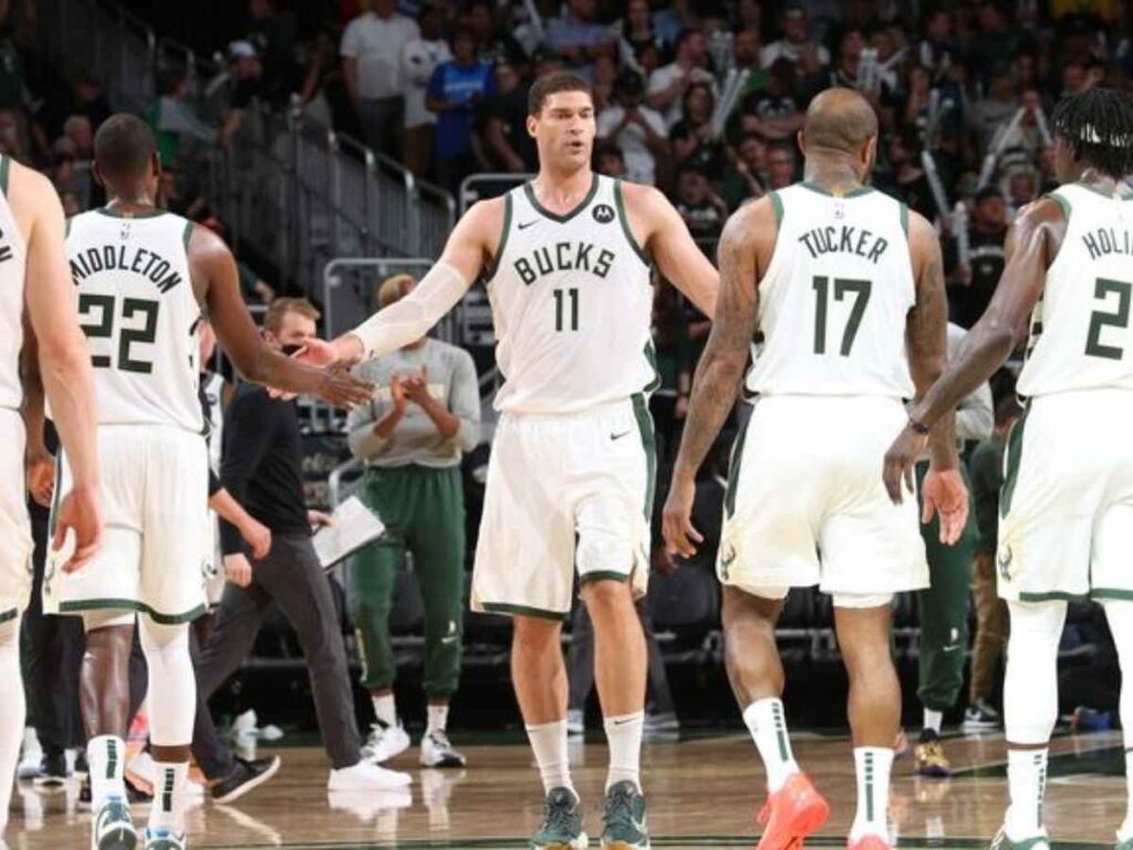 (Source: https://e0.365dm.com/21/07/768x432/skysports-nba-milwaukee-bucks_5437716.jpg?20210705124817)