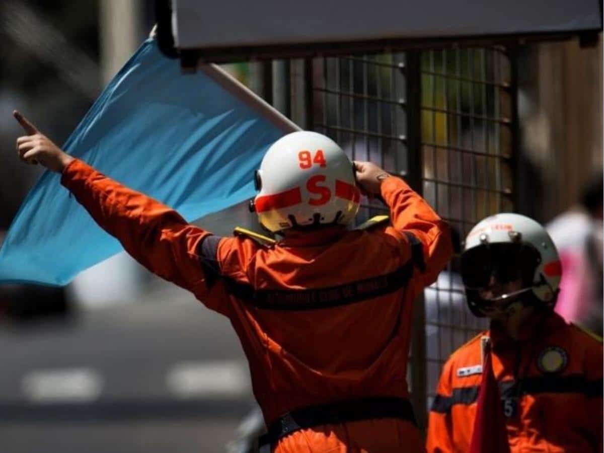 Blue Flag F1: What does blue flag in Formula 1 means?