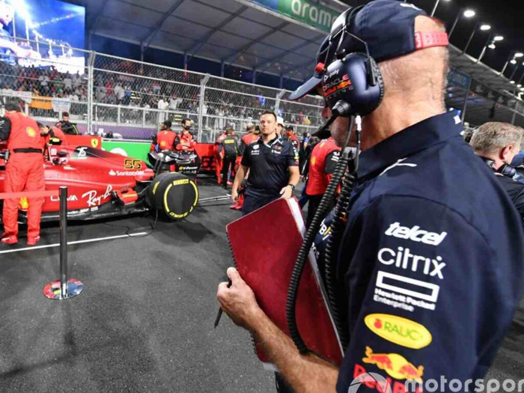 Adrian Newey looking at Ferrari