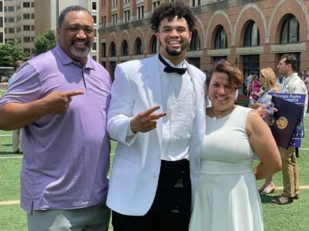 Caleb Williams with his parents (Image via GH Gossip)