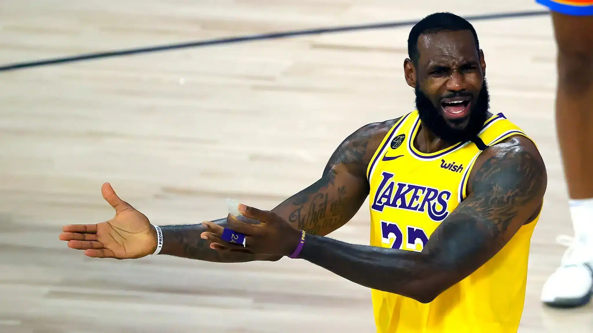 “Wants to be like MJ so bad” – ‘LeGambler’ LeBron James teaches 20-year-old Lakers star blackjack, prompting NBA fans to make WILD jokes