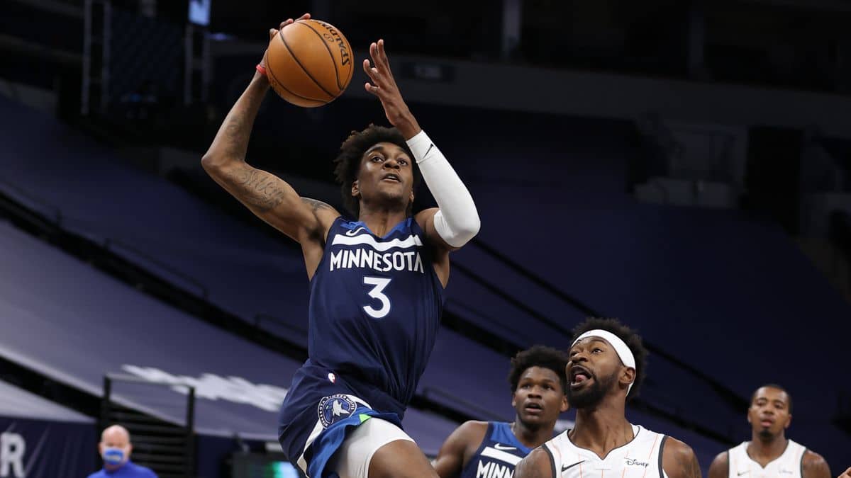 WATCH: Jaden McDaniels fractures hand after PUNCHING WALL during Timberwolves’ win over Pelicans