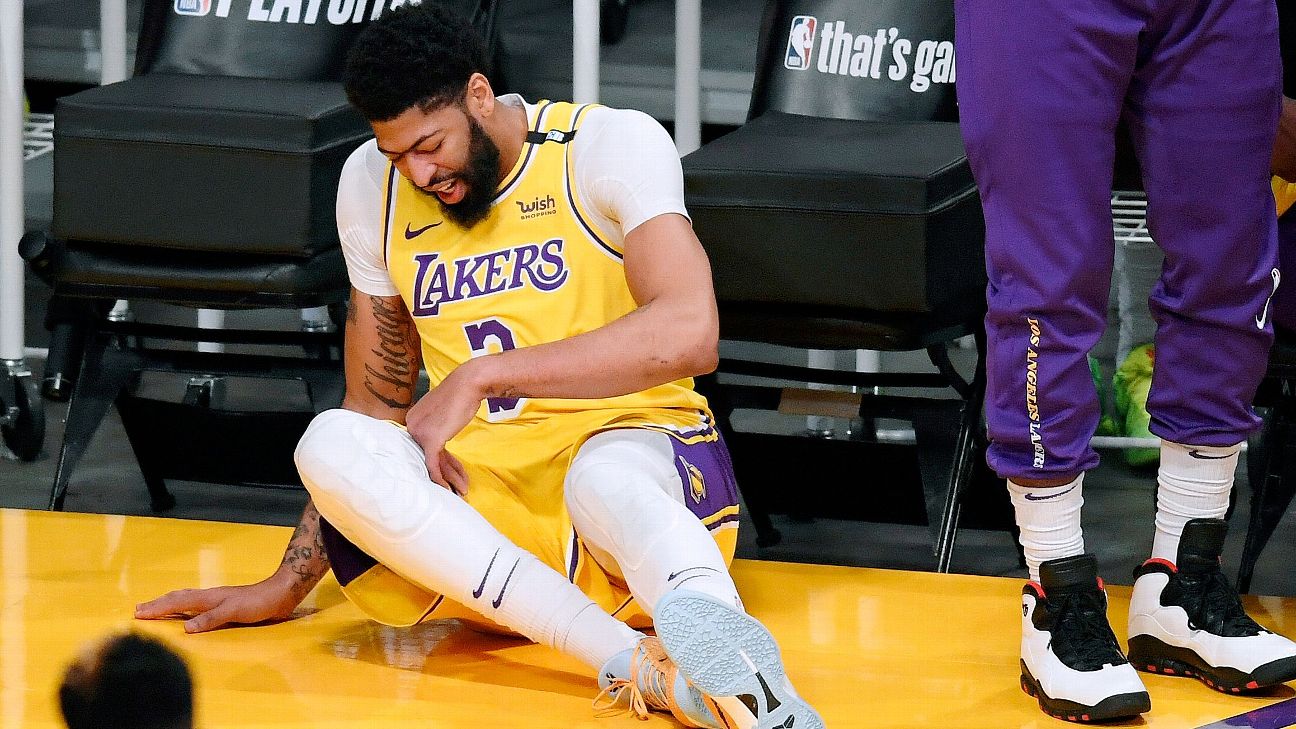 “These refs aren’t serious” – Lakers fans in DISBELIEF after Anthony Davis gets technical foul for complaining about elbow to private parts