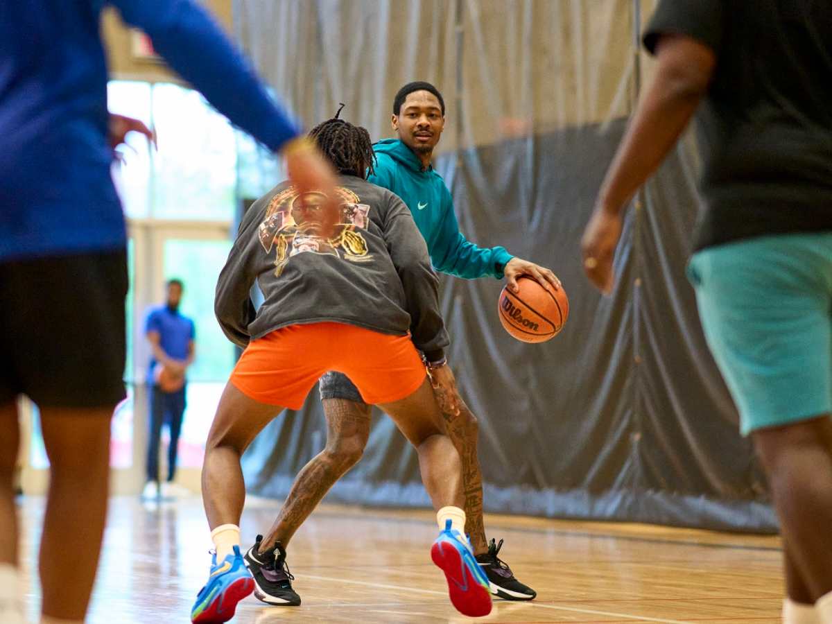 “About to go to NBA” – NFL Twitter reacts to Stefon Diggs’ IMPRESSIVE basketball skills amidst trade rumors from the Buffalo Bills