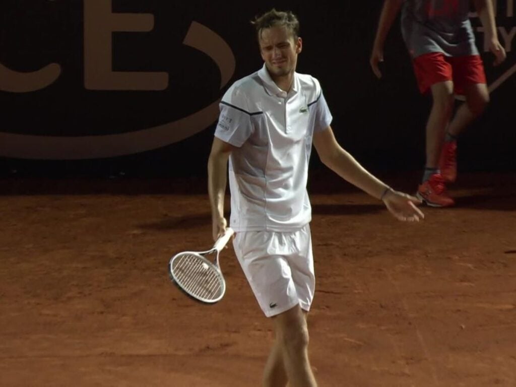 Daniil Medvedev complaining about clay court (Image Credit: The EuroSport)