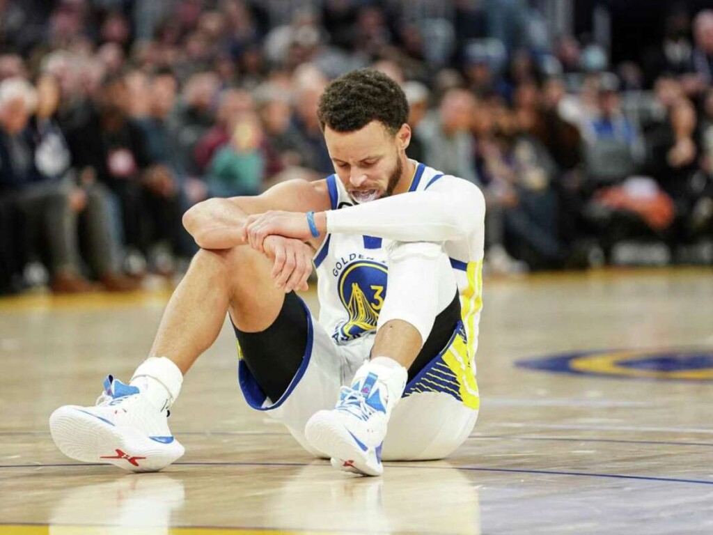 Stephen Curry in dejection (Image via Kavin Mistry, Stringer / Getty Images)