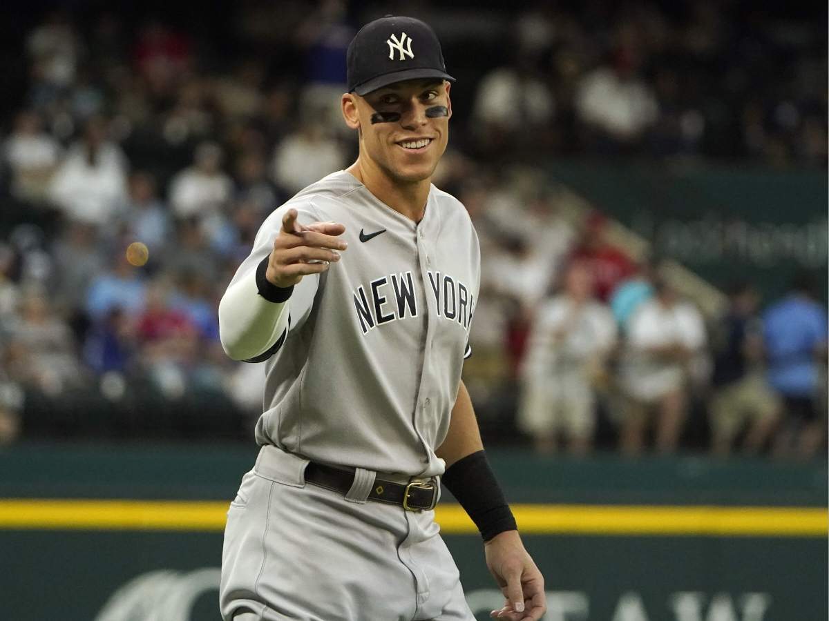 “Who’s gonna tell Judge?” MLB Twitter reacts to hilarious scene of Aaron Judge wearing his belt upside-down