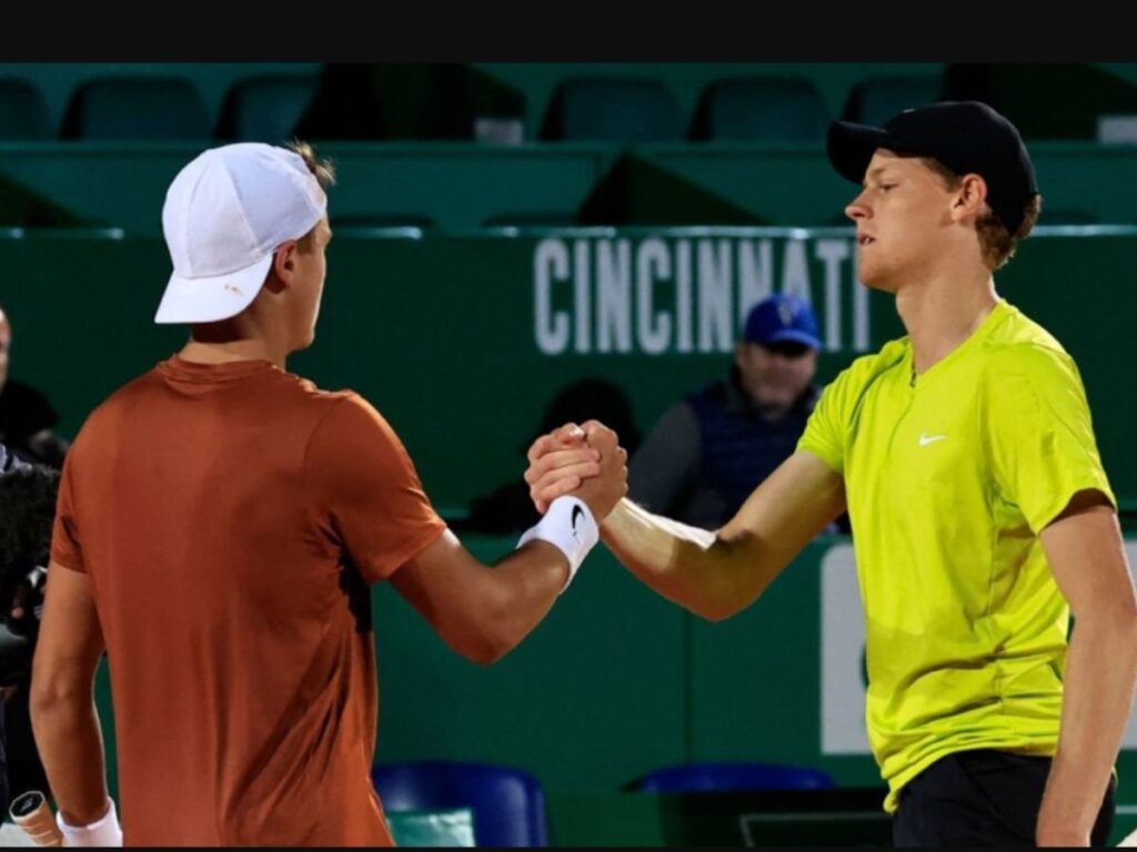 Holger Rune and Jannik Sinner shaking hands (Image Credit: Bola Amarela)