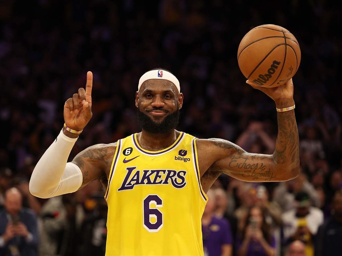 “Really just said ‘all these men my sons'” – LeBron James claiming he’s parenting Lakers players leaves NBA Twitter IN SPLITS