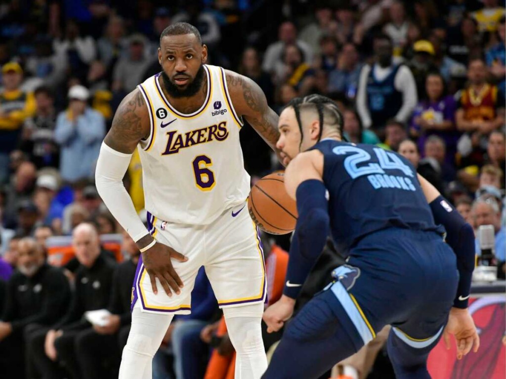 LeBron James and Dillon Brooks battling out (Image via AP Photo/Brandon Dill)