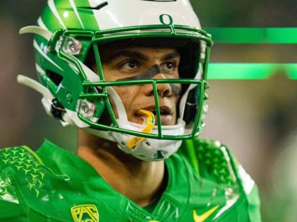 Who is Christian Gonzalez's girlfriend? 3 IMG COM 20230407 2341 33 0306