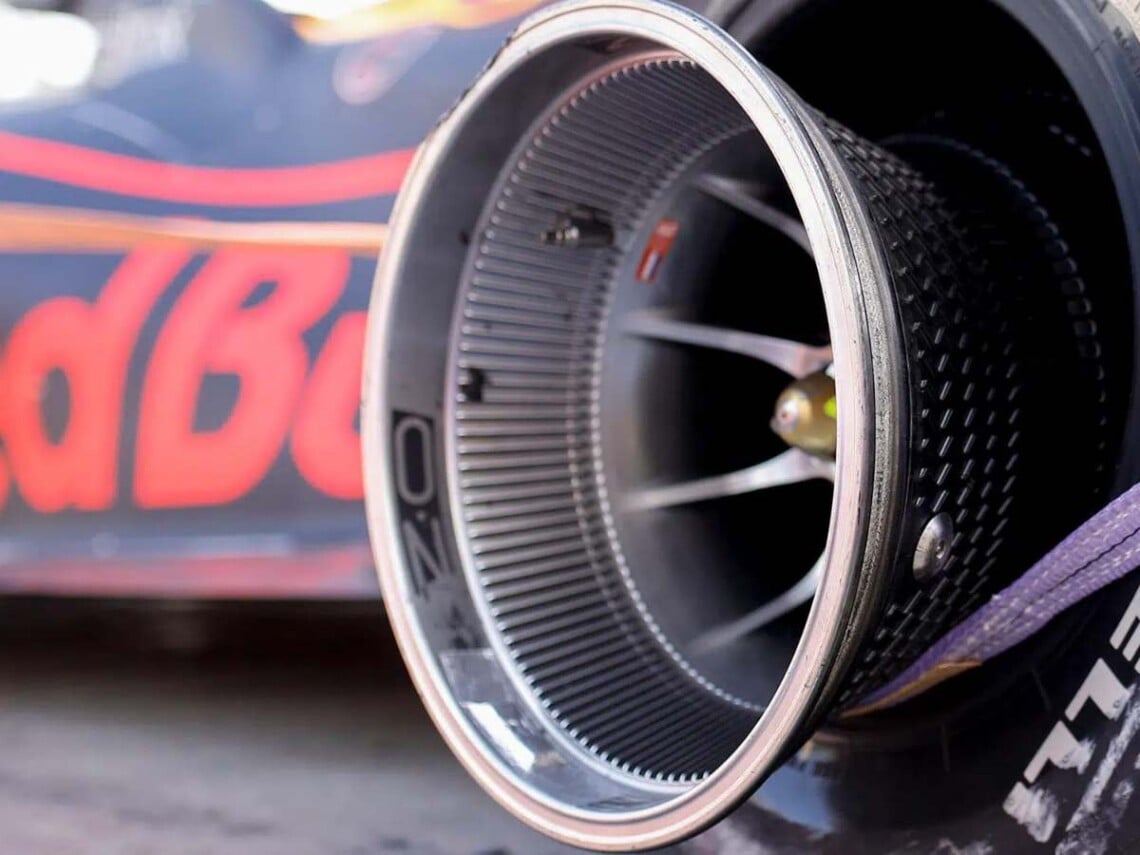 What are F1 wheels made of?