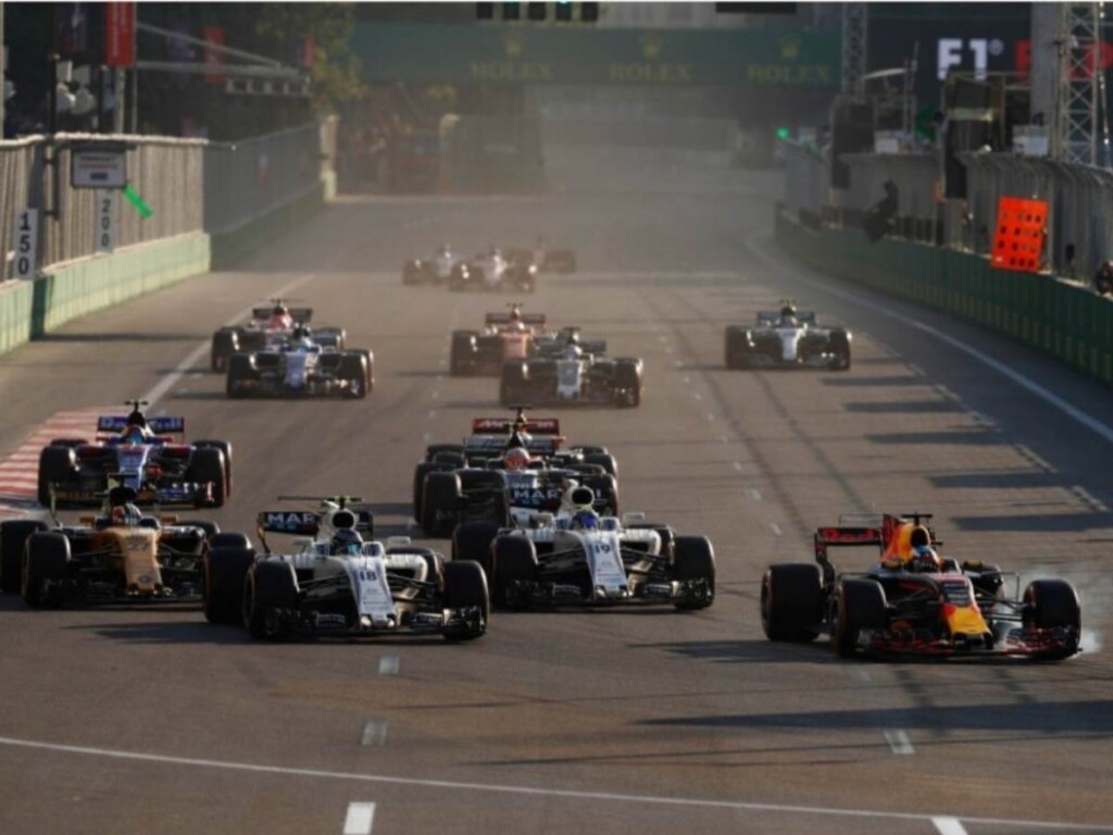 Daniel Ricciardo's triple overtake at the 2017 Baku