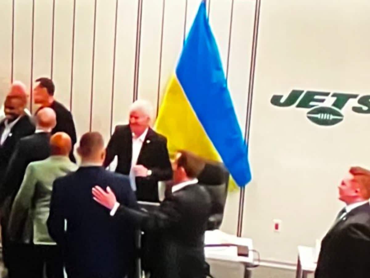 “Take that s**t down!” – NFL Twitter SLAMS the Jets for having Ukrainian flag in draft room beside the American flag