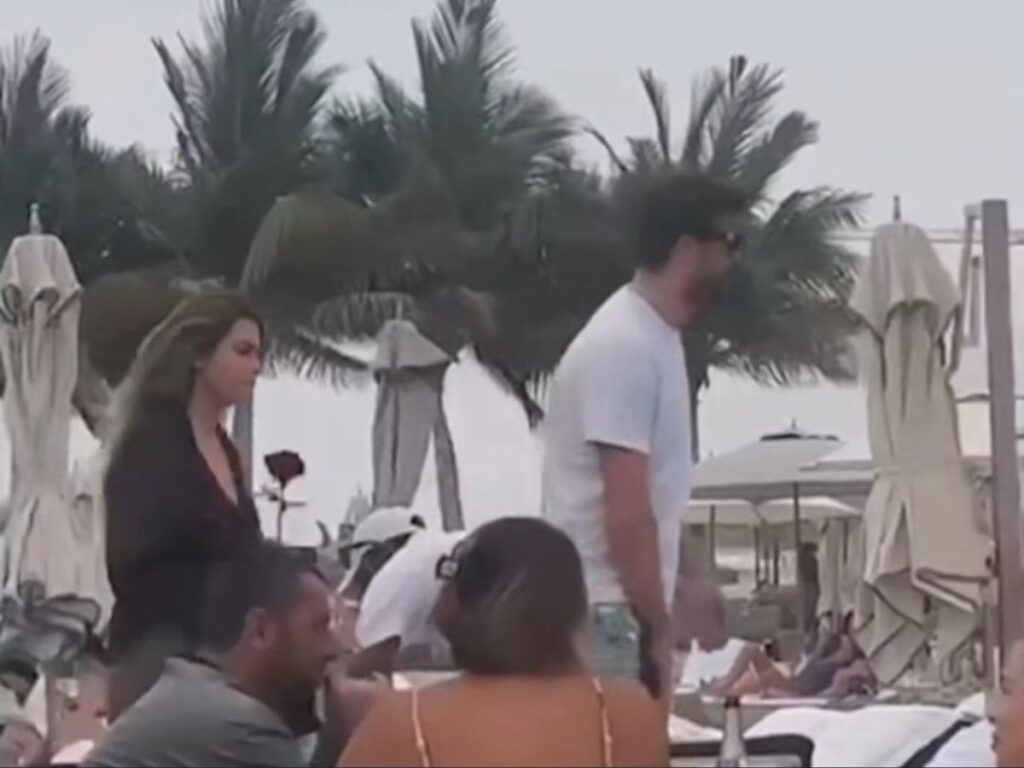 Pique and Clara spotted in Abu Dhabi by fans