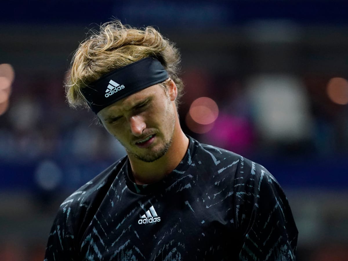 “Lmao he wanted to beat Rafa at French!” – Alexander Zverev gets WHACKED on social media for losing to ‘mediocre’ Daniil Medvedev on clay