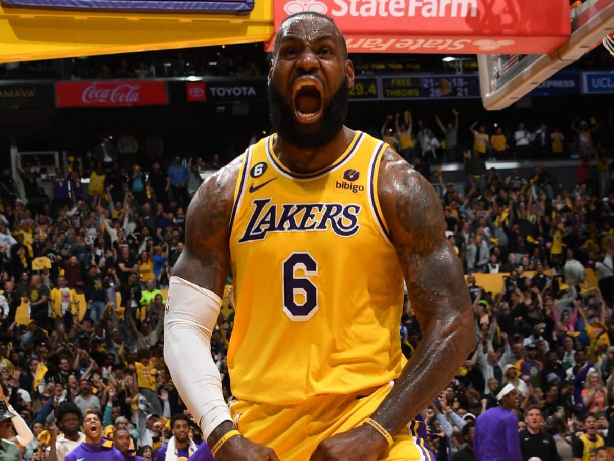 “Say whatttttttt?!!!” – NBA fans go BERSERK over LeBron James’ viral hustle play in Lakers-Warriors Game 3