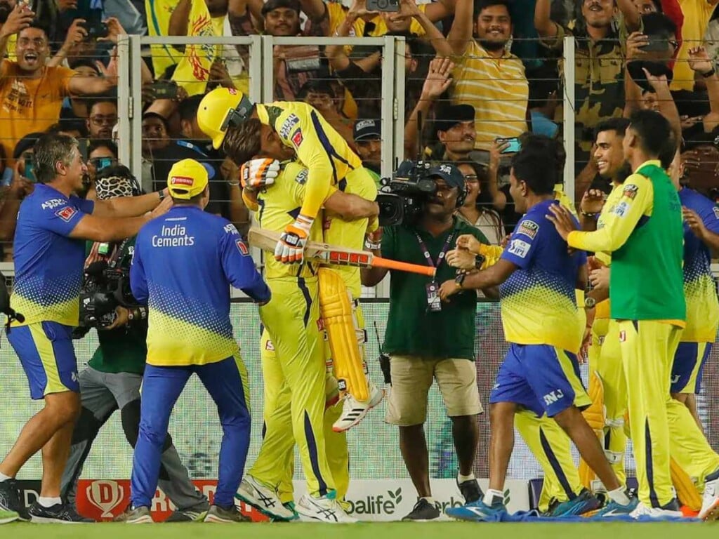 MS Dhoni lifts up Ravindra Jadeja (Image Credits: iplt20.com)