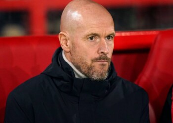 Erik Ten Hag warns the fans and higher-ups that some players are not setting up in the squad.