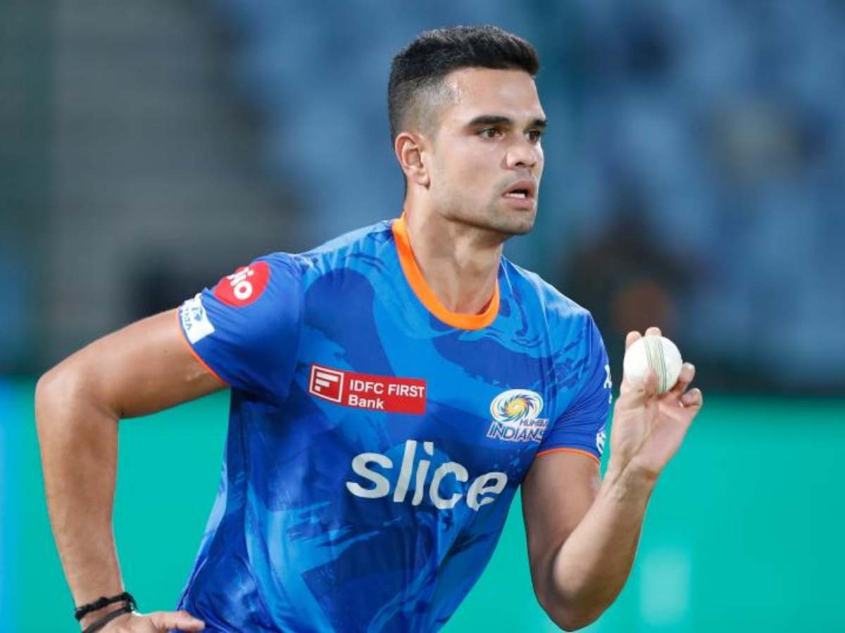 “Dard par sawaal nahi uthate”- Twitter erupts as Arjun Tendulkar gets bitten by dog ahead of MI’s clash against LSG