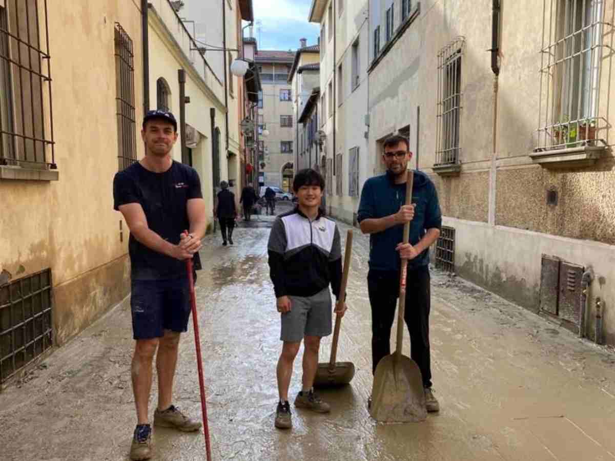 “Of course Hamilton doesn’t help” – Twitter hails Yuki Tsunoda for helping clean up after the Imola flood, bashes other racers for not helping