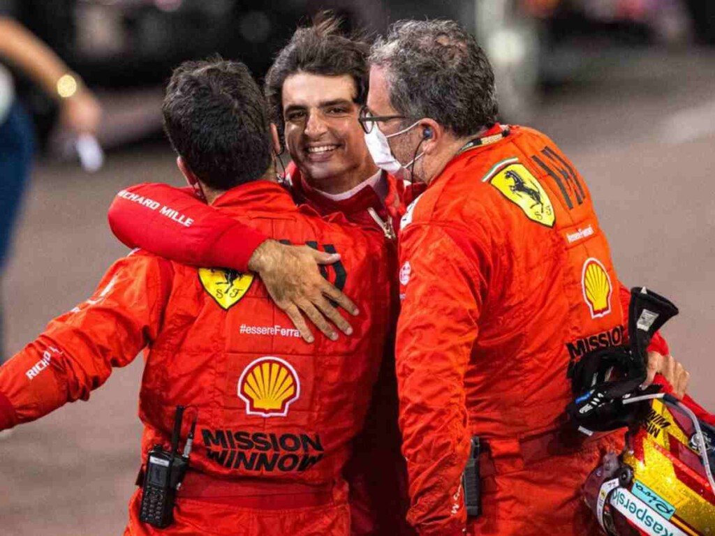 Carlos Sainz with members of the Ferrari crew, image via Motorsport.com