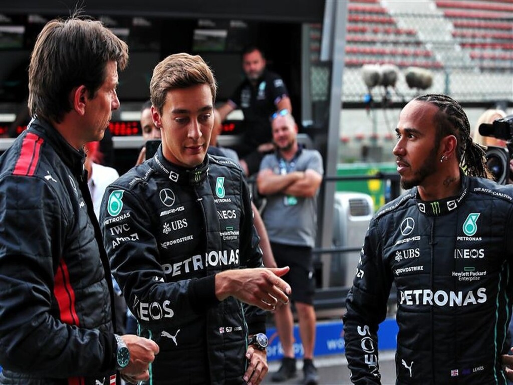 Lewis Hamilton George Russell and Toto Wolff at 2022 formula1news.co.uk 