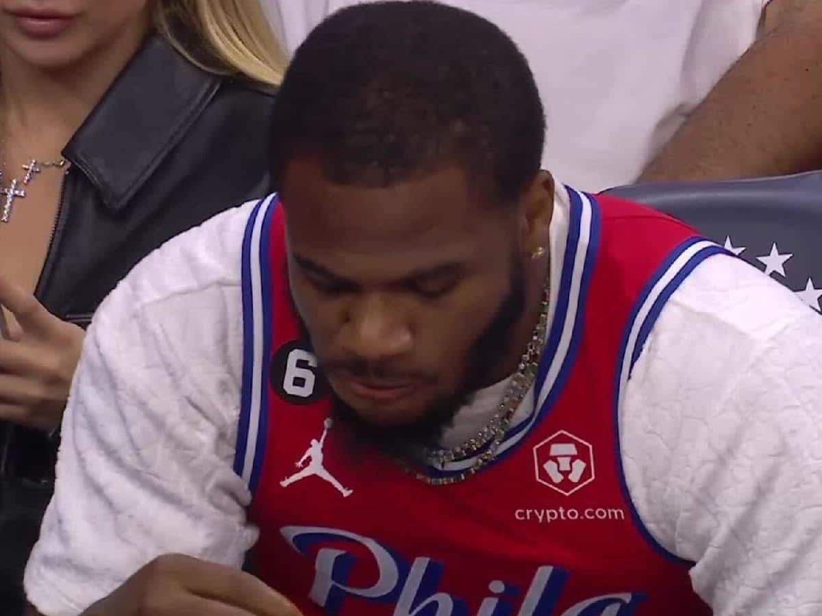 “He wants to be an Eagle so bad!” – NFL Twitter BRUTALLY slams Micah Parsons for donning a 76ers jersey at a playoff game