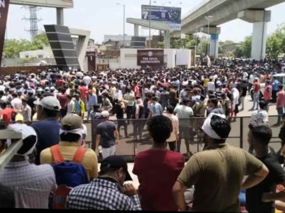 WATCH: Stampede-like situation outside Ahmedabad stadium for IPL final tickets, unhappy fans slam BCCI’s ‘cheap tactics’ & ‘mismanagement’