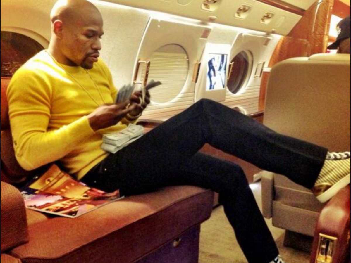 Floyd Mayweather’s private jet pilots get treated well as boxer hands out $1000 for landing safe