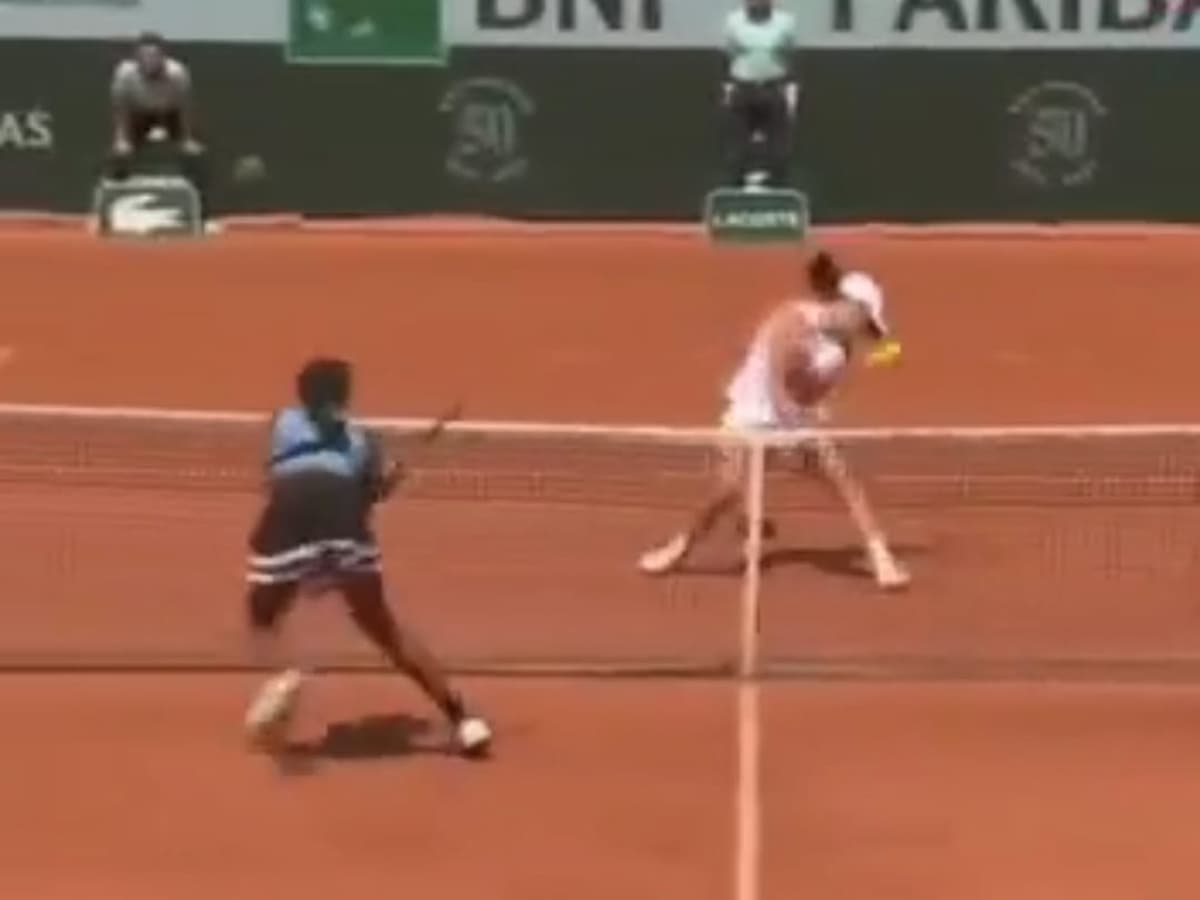 Coco Gauff FLOORS Iga Swiatek with an almost point blank shot during the French Open quarter-finals