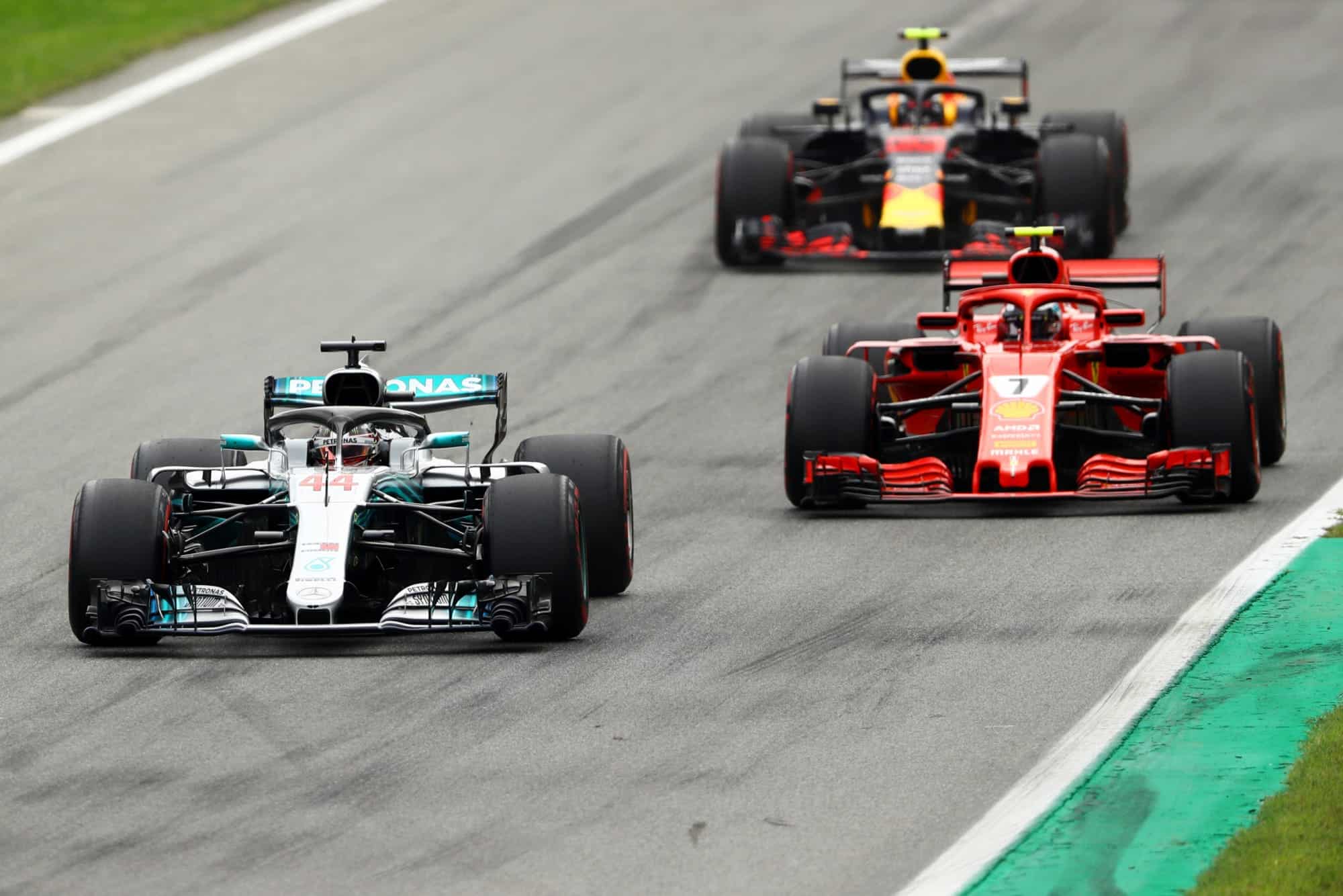 Which are the F1 teams with 100 Grand Prix wins?