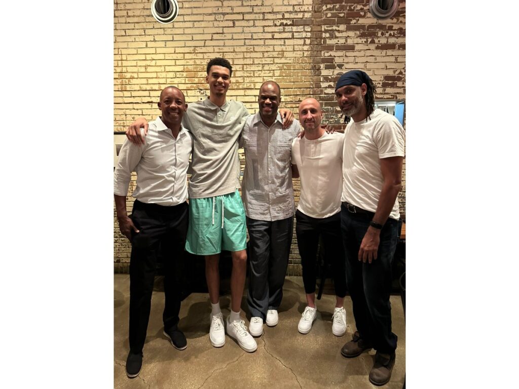 Victor Wembanyama meets and has special dinner with Spurs icons Tim Duncan, David Robinson, and Manu Ginobili (Via Twitter/@vicw_32)